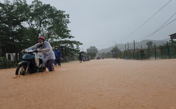 Hà Tĩnh: Mưa lớn, nhiều hồ chứa nước đồng loạt xả tràn