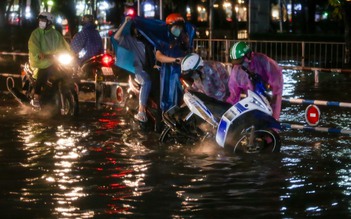 TP.HCM có mưa to từ chiều: Nhiều đường thành 'sông'; người lội, người ngã xe