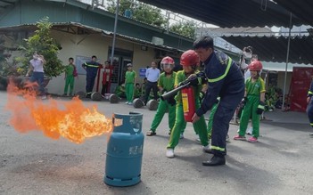 Học sinh tiểu học nhập vai lính cứu hỏa, tìm cách vượt thoát khỏi đám cháy nhà