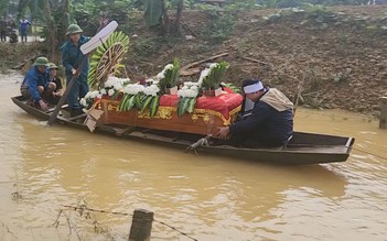 Quặn lòng dân vùng lũ Hà Tĩnh lái thuyền chở nam sinh đi chôn cất