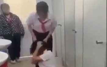 Học sinh đánh nhau trong nhà vệ sinh: Vì sao Phòng GD-ĐT không đình chỉ học tập?