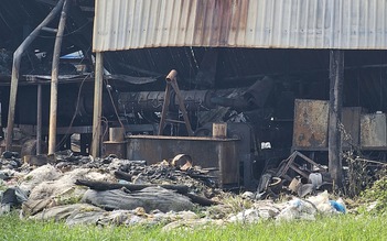 TP.HCM: Cháy cơ sở nhựa trên đường Đê Bao, nhiều tài sản bị thiêu rụi