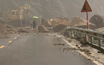 Mưa lớn ở Hà Tĩnh: Quốc lộ 8A bị sạt lở, nhiều nhà dân bị tốc mái