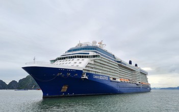 Hai siêu du thuyền đưa hơn 3.300 khách Âu, Mỹ đến Hạ Long