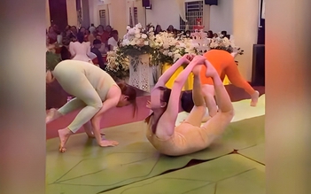 Mang yoga lên sân khấu đám cưới biểu diễn, liệu có lố bịch?