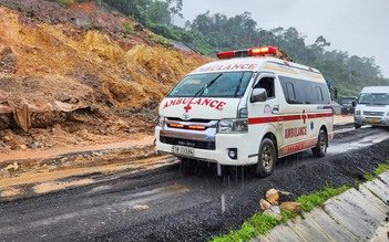 Bùn đất đổ xuống cao tốc La Sơn - Túy Loan: Căng mình khắc phục sạt lở
