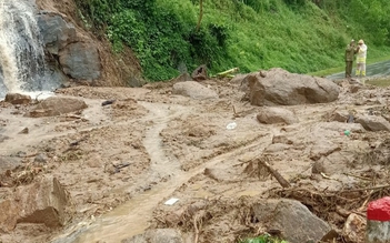 Sạt lở đèo Violắc, QL24 từ Quảng Ngãi đi Kon Tum bị ách tắc