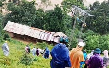 Quảng Nam: Do mưa lũ, phải khiêng bệnh nhân gần 30 km để đi cấp cứu