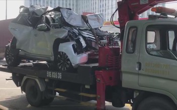 Tai nạn liên hoàn trên QL1 khiến chiếc ô tô biến dạng