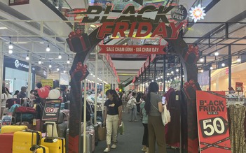 Black Friday 2023: Nhiều người dậy sớm xếp hàng, mạnh tay mua sắm cuối năm