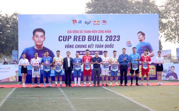 Nữ cầu thủ công nhân cổ vũ đồng nghiệp nam vào chung kết Cúp Red Bull