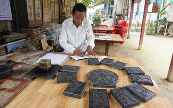Người nay làm việc xưa: 500 năm níu giữ tranh mộc bản làng Sình