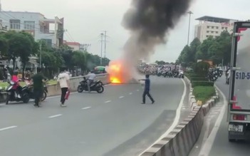 Hai xe máy cháy trơ khung sau va chạm trên cầu vượt