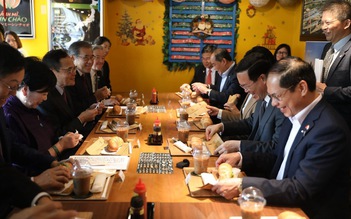 Chủ tịch nước Võ Văn Thưởng và Thống đốc Tokyo thưởng thức bánh mì Việt Nam