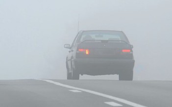 Vì sao đèn sương mù phía sau trên nhiều mẫu ô tô chỉ sáng một bên?