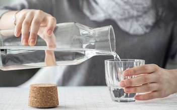 Vì sao người bệnh thận không nên uống quá nhiều nước?