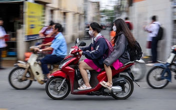 Chùm ảnh: Học sinh không nón bảo hiểm, lái xe máy sai luật giao thông