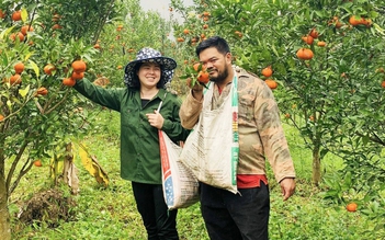 Vợ chồng trẻ lên rừng livestream bán nông sản thu hàng trăm triệu/tháng