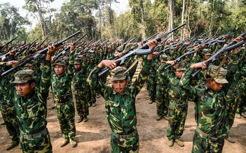 Tổng thống Myanmar cảnh báo sau khi phe nổi dậy chiếm nhiều chốt quân sự