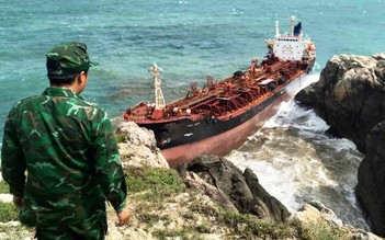 Quảng Nam: Tàu nước ngoài không người lái trôi dạt vào bờ biển Cù Lao Chàm
