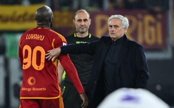 Cầu thủ AS Roma nhận 2 thẻ đỏ, CĐV vẫn khen chiến thuật của HLV Mourinho