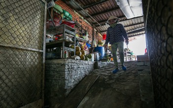 Nhà 'bỗng' thành hầm, người dân bến Phú Định bán nhà không được, ở không xong