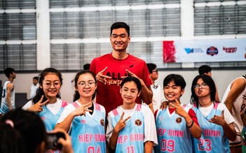 Cầu thủ bóng rổ cao nhất Việt Nam với món quà đặc biệt tặng fan nhí