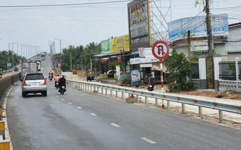 Bến Tre: Dân phản đối việc làm hộ lan trên QL60 gần cầu Hàm Luông