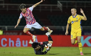 Hậu vệ khách đốt lưới nhà, CLB TP.HCM tạm biệt cơn khủng hoảng, lọt tốp 4 V-League