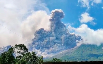 Núi lửa phun ở Indonesia; dư chấn mạnh làm rung chuyển miền nam Philippines