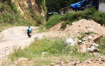 Một huyện vùng cao Quảng Nam bị yêu cầu kiểm điểm vì chậm thi công đường