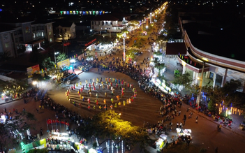 Quảng Trị: đường đi bộ Nguyễn Huệ ở phố núi Lao Bảo sáng đèn