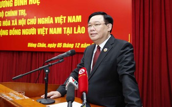 Chủ tịch Quốc hội thăm Đại sứ quán, gặp gỡ người Việt tại Lào