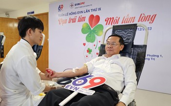 Dàn lãnh đạo PC Quảng Trị hiến máu cùng đồng nghiệp trẻ trong 'Tuần lễ hồng EVN'