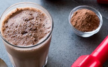Uống nhiều sữa bổ sung protein có gây tăng cân?