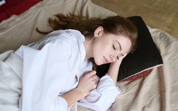Vì sao không nên đeo khuyên tai khi ngủ?