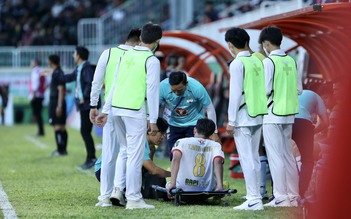 Minh Vương rời sân bằng cáng trận HAGL - Công an Hà Nội, nghi đau gối