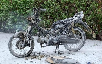 TP.HCM: Xe máy nghi bị đốt cạnh công viên Phú Lâm