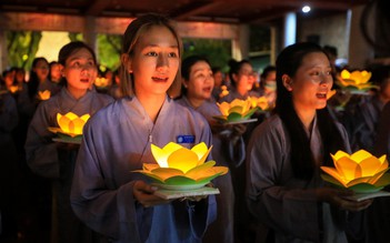Cầu an đầu năm, hàng trăm người thả hoa đăng trên sông Sài Gòn
