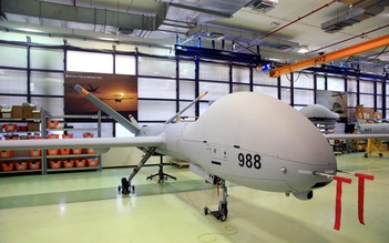 UAV Israel có thể mang theo cả tấn bom trọng lực