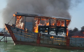 Quảng Ninh: Cháy rụi bè hải sản ở biển Móng Cái, 4 ngư dân được cứu sống