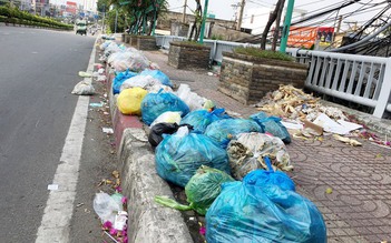 Rác đổ tràn lan trên cầu