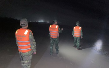 Thừa Thiên - Huế: Xuyên đêm tìm kiếm ngư dân mất tích sau vụ chìm tàu