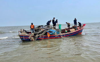 Quảng Ninh: Chìm tàu cá trên biển biên giới, 4 ngư dân được cứu sống