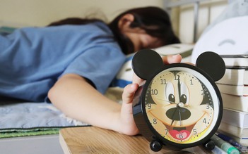 Tác hại của việc đặt báo thức lặp lại nhiều lần để ngủ nướng