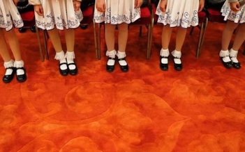 Trường học bị lên án vì để thầy giáo kiểm tra váy nữ sinh