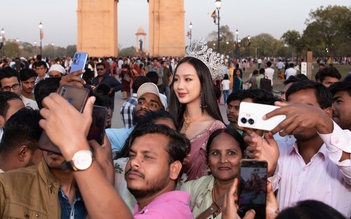 Hoa hậu Bảo Ngọc được fan vây kín tại Ấn Độ