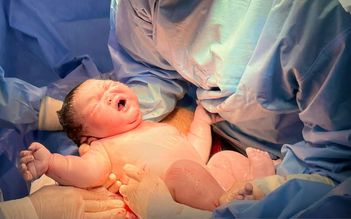Bé trai chào đời nặng gần 5,8 kg tại Bệnh viện Hùng Vương TP.HCM