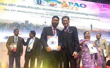 Bác sĩ Nguyễn Viết Giáp nhận giải thưởng Cống hiến xuất sắc về phòng, chống mù lòa