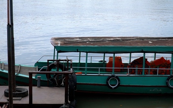 Bàng hoàng vụ lật thuyền chở người đi chùa trên sông Đồng Nai